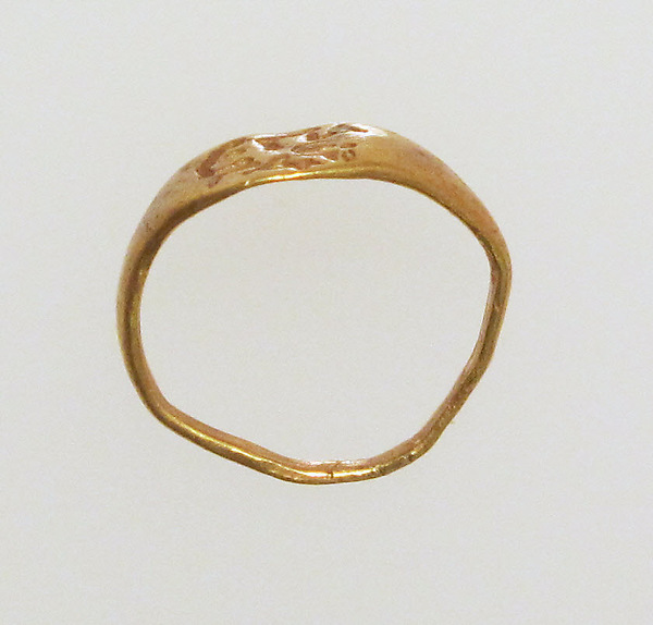 Gold ring with inscribed bezel